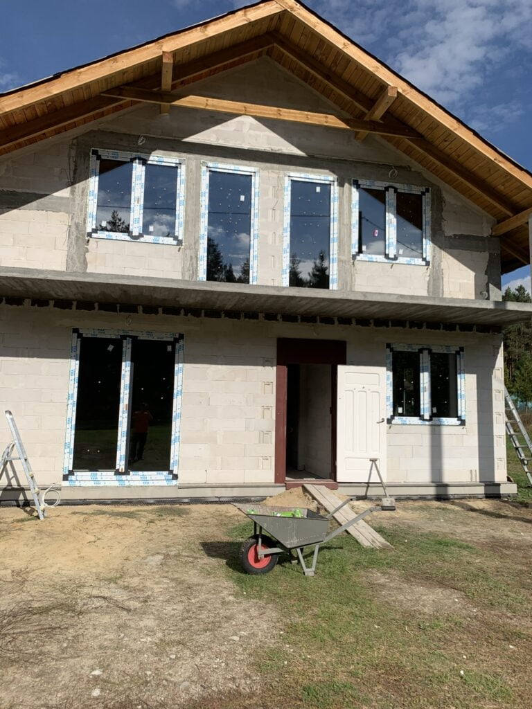 dom z oknami po montażu