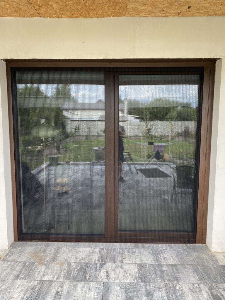 okno z zamontowaną moskitierą