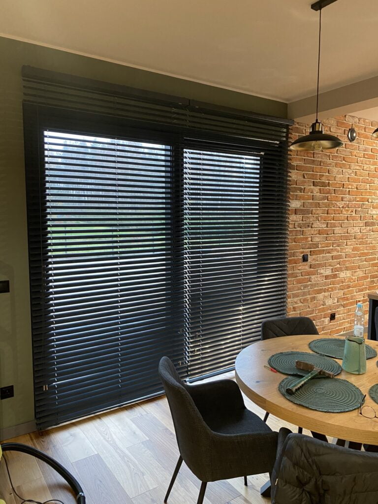 wnętrze z pięknymi żaluzjami