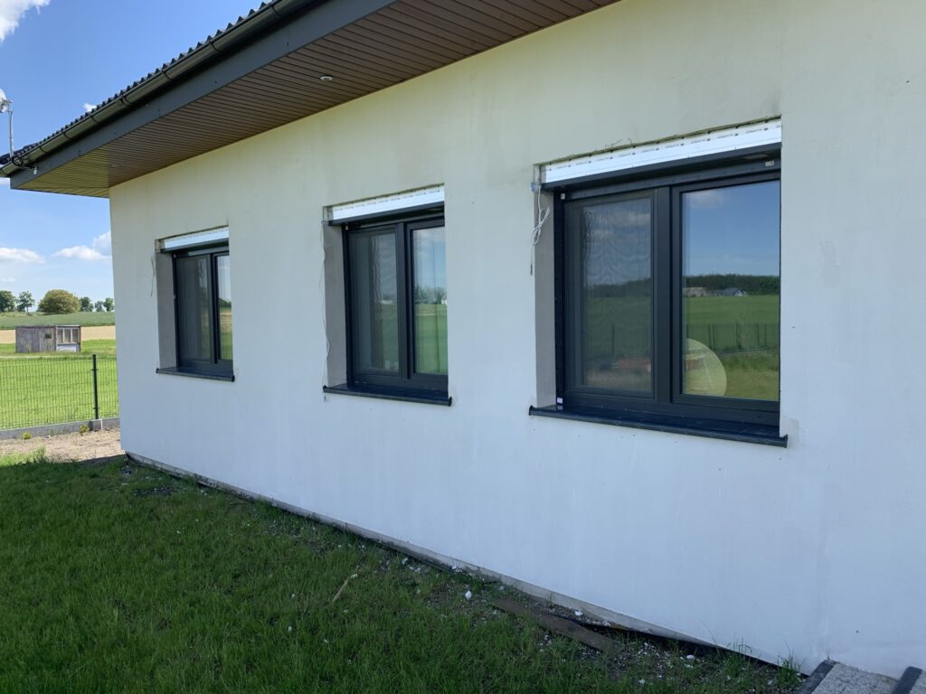 okna z roletami zewnętrznymi