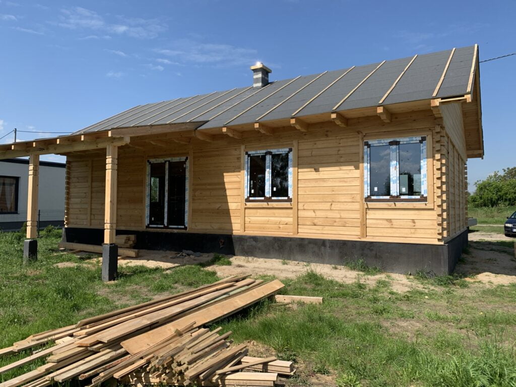 dom z oknami po montażu