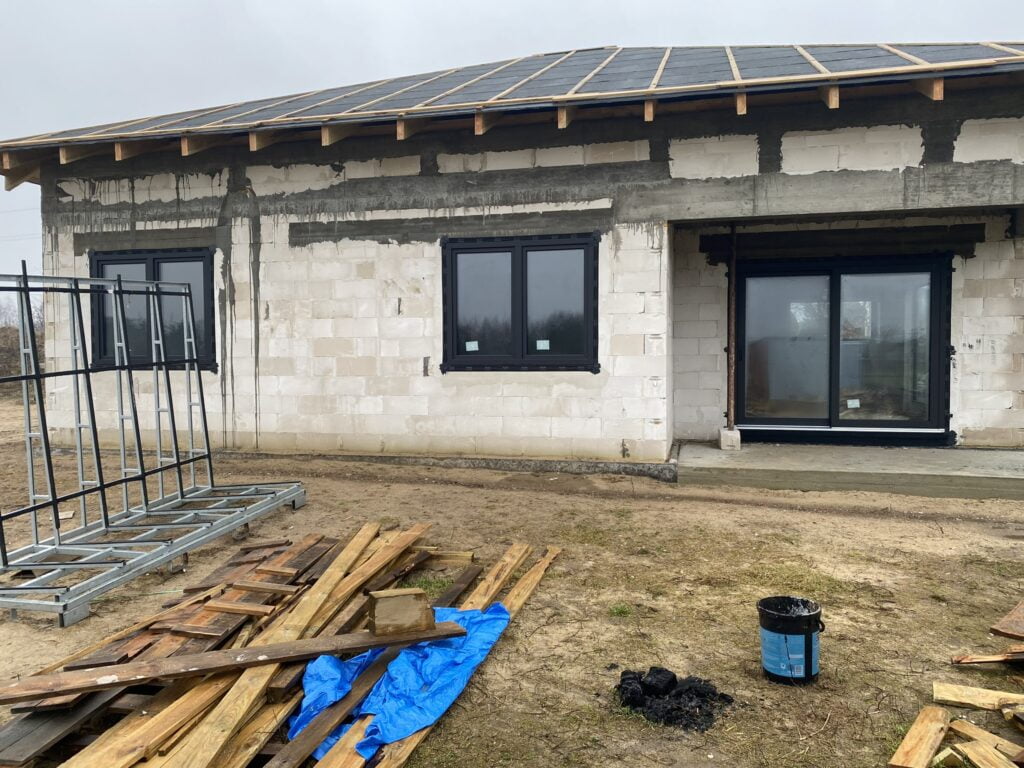 dom z oknami po montażu