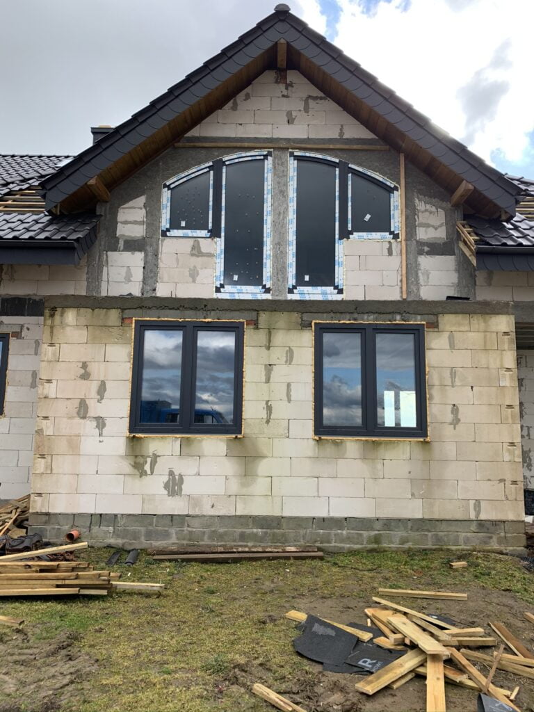 dom z oknami po montażu
